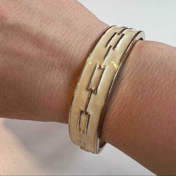 2.$15! 🍀 Gold & Cream Hinged Bangle Bracelet - Picture 2 of 6
